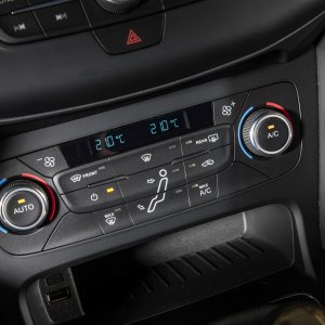 2016-Ford-Focus-RS-climate-controls.jpg