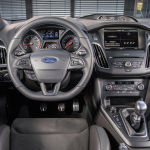 2016-Ford-Focus-RS-cockpit.jpg