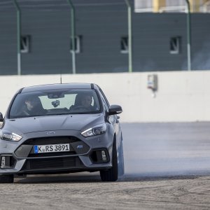 2016-Ford-Focus-RS-front-end-02.jpg
