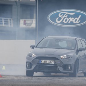 2016-Ford-Focus-RS-front-three-quarter-in-motion-04-11.jpg