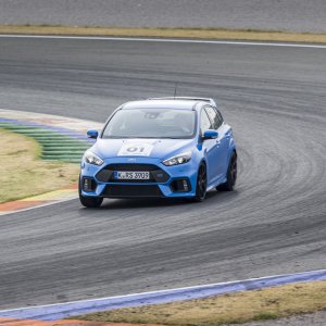 2016-Ford-Focus-RS-front-three-quarter-in-motion-17.jpg
