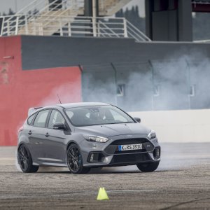 2016-Ford-Focus-RS-front-three-quarter-in-motion-21-1.jpg