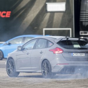 2016-Ford-Focus-RS-rear-three-quarter-in-motion-05.jpg