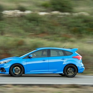 2016-Ford-Focus-RS-side-in-motion-03.jpg