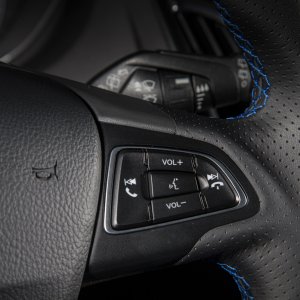 2016-Ford-Focus-RS-steering-wheel-controls-02.jpg